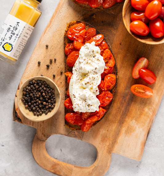 Bruschetta tomates confites, burrata et yuzu