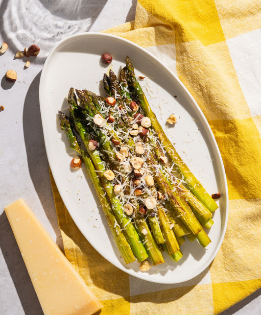 Asperges rôties au parmesan et noisettes croquantes