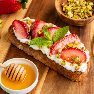 Tartine aux pêches rôties & burrata