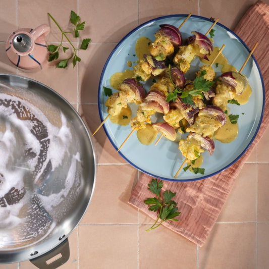 poêle avec du savon et poêle avec brochettes