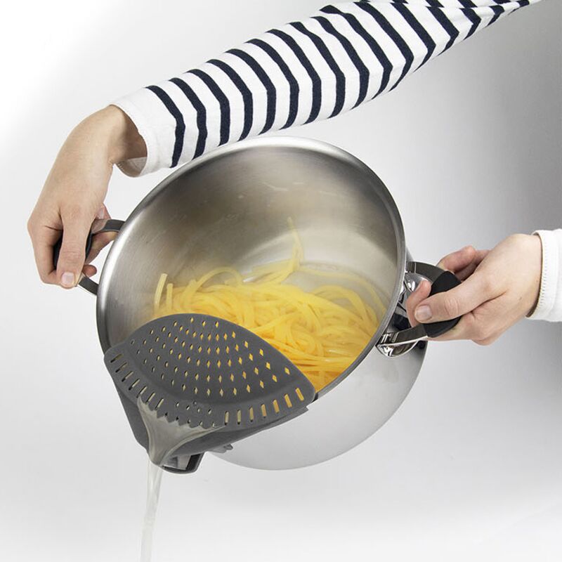 Bec passoire pour casserole