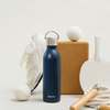 Bouteille isotherme Du Bruit dans la Cuisine Qwetch Active 600ml bleu marine en inox avec anse de transport