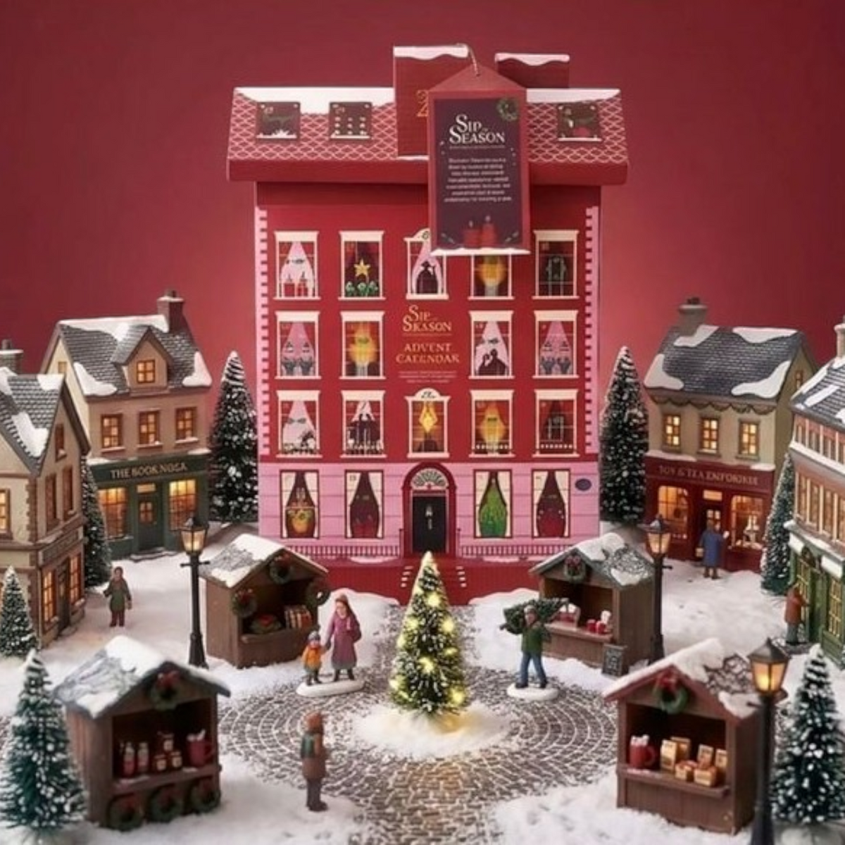 Calendrier de l'Avent Du Bruit dans la Cuisine en forme de manoir rouge avec 24 thés Sip The Season dans un village