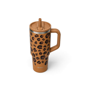 Gobelet isotherme Du Bruit dans la Cuisine Qwetch 900ml en inox camel avec motif léopard et paille intégrée