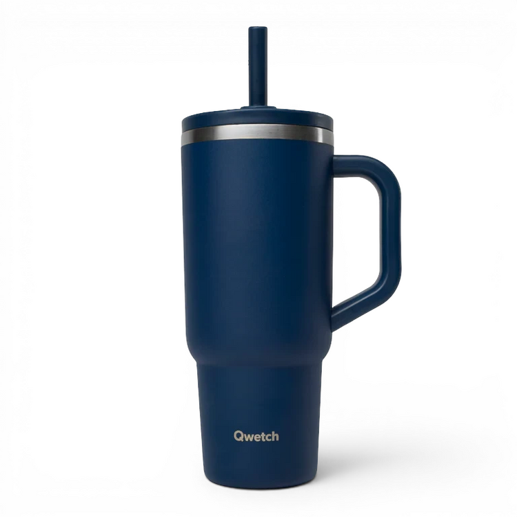 Mug isotherme bleu marine Qwetch 900ml en inox avec paille et anse, vendu par Du Bruit dans la Cuisine