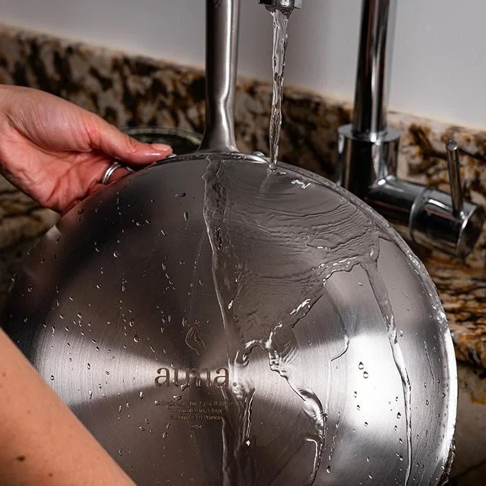 Nettoyage d'une poêle en inox ATMA sous l'eau avec le nettoyant pierre d'argile Du Bruit dans la Cuisine