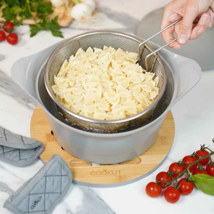 Panier de cuisson et friture en acier inoxydable Cookut Du Bruit dans la Cuisine rempli de pâtes farfalle
