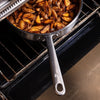 Sauteuse en inox 26cm Atma avec pommes de terre rissolées dans un four, vendue par Du Bruit dans la Cuisine