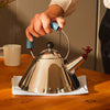 Bouilloire avec sifflet-oisillon en acier inoxydable bleu clair Alessi