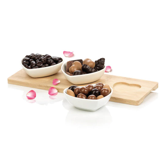 Planche en bois avec 3 coupelles coeurs en chocolat Maison Guinguet